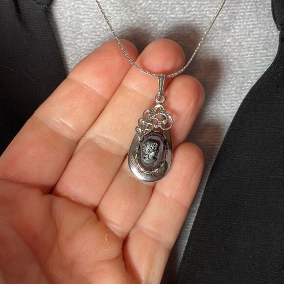 Vintage silver teardrop cameo pendant necklace - Picture 2 of 5